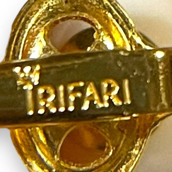 Vintage Crown Trifari Earrings Gold Tone White Tear Drop Dangle Clip On Signed - Picture 5 of 5